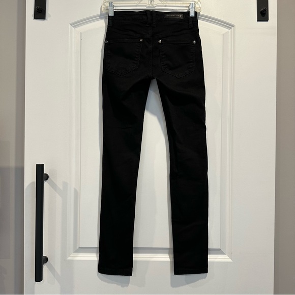 Authentic Burberry Black Dark Wash Denim Jeans
Size 25 - Picture 5 of 14